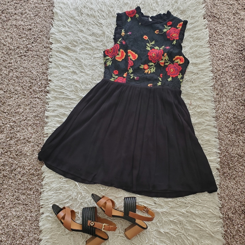👗😍 Altar'd State Floral Mock Neck Dress